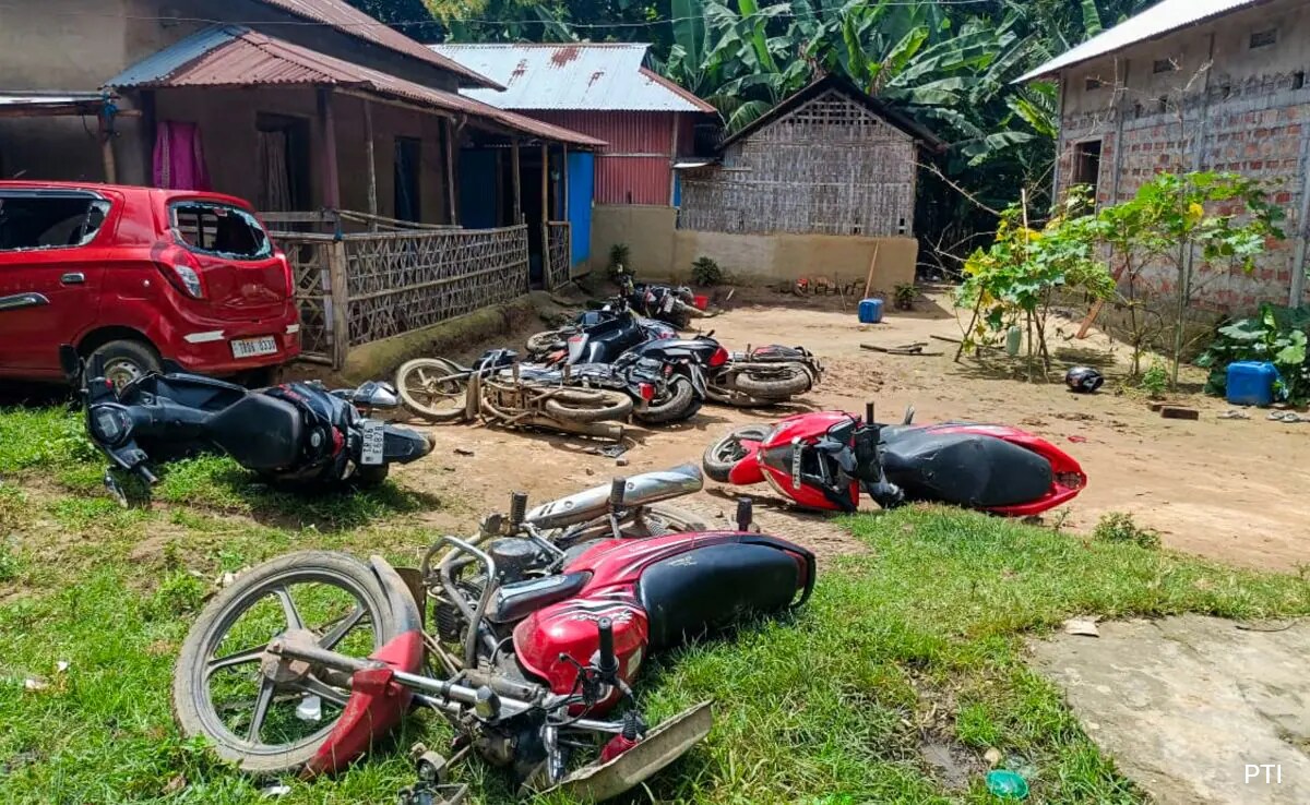 Guwahati В голямо политическо развитие в Трипура членовете на BJP