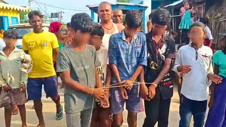 मासूमों की पिटाई की, हाथ बांध पूरे गांव में घुमाया... मटर चोरी की यूं दी सजा, मानवता शर्मसार मासूमों की पिटाई की, हाथ बांध पूरे गांव में घुमाया... मटर चोरी की यूं दी सजा, मानवता शर्मसार