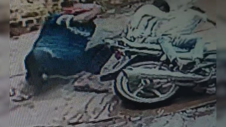 झगड़े के बाद धमकाने बाहर से बुलाए हथियारबंद बदमाश, कीचड़ में फिसलकर गिरे, CCTV में कैद झगड़े के बाद धमकाने बाहर से बुलाए हथियारबंद बदमाश, कीचड़ में फिसलकर गिरे, CCTV में कैद