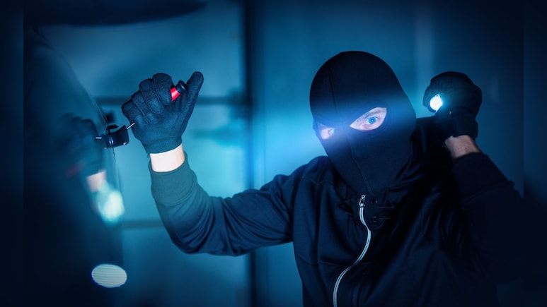 Crime News: बिल्डरसह नोकराचे हात पाय बांधले, घर लुटलं, पिंपरी चिंचवडमध्ये सशस्त्र दरोड्याने खळबळ Crime News: बिल्डरसह नोकराचे हात पाय बांधले, घर लुटलं, पिंपरी चिंचवडमध्ये सशस्त्र दरोड्याने खळबळ