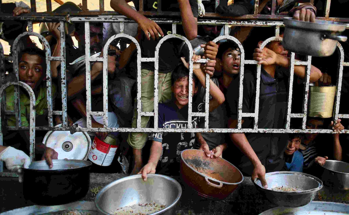 कई लाख बच्चे हैं भूखे कई लाख बच्चे हैं भूखे