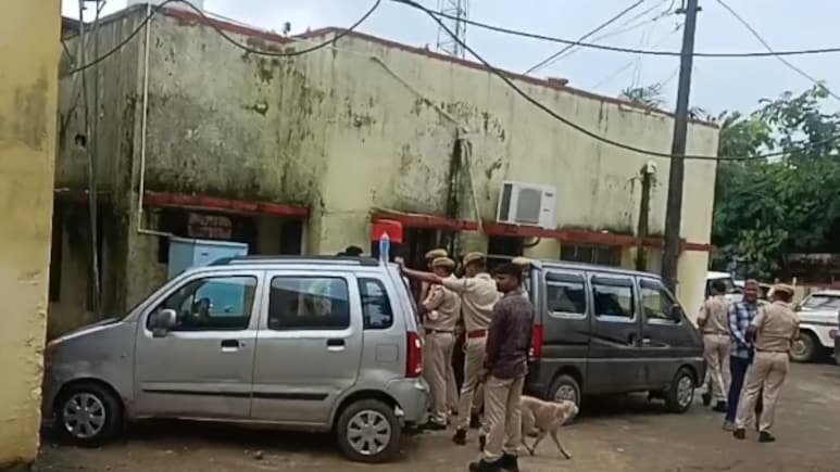 Rajasthan: बारां में युवक की हिरासत में मौत, परिजनों ने पुलिसकर्मियों पर लगाया हत्या का आरोप Rajasthan: बारां में युवक की हिरासत में मौत, परिजनों ने पुलिसकर्मियों पर लगाया हत्या का आरोप