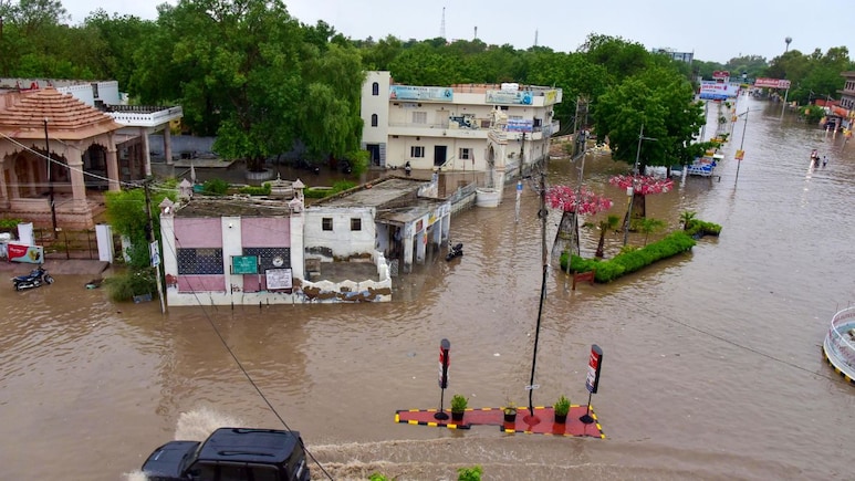 Rajasthan Rain: भारी बारिश से राजस्थान बेहाल, कई जिलों में बने बाढ़ जैसे हालात; 19 जिलों में येलो अलर्ट जारी Rajasthan Rain: भारी बारिश से राजस्थान बेहाल, कई जिलों में बने बाढ़ जैसे हालात; 19 जिलों में येलो अलर्ट जारी
