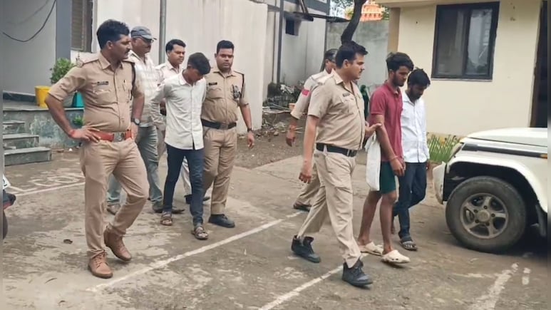 शादीशुदा महिला से प्रेम करना युवक को पड़ा भारी, गला घोंटने के बाद कुल्हाड़ी से काटा; महिला सहित चार आरोपी गिरफ्तार शादीशुदा महिला से प्रेम करना युवक को पड़ा भारी, गला घोंटने के बाद कुल्हाड़ी से काटा; महिला सहित चार आरोपी गिरफ्तार