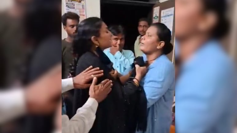 महाराष्ट्र: संभाजीनगर में ड्यूटी पर तैनात महिला पुलिसकर्मी के साथ मारपीट, आरोपी के खिलाफ केस दर्ज महाराष्ट्र: संभाजीनगर में ड्यूटी पर तैनात महिला पुलिसकर्मी के साथ मारपीट, आरोपी के खिलाफ केस दर्ज