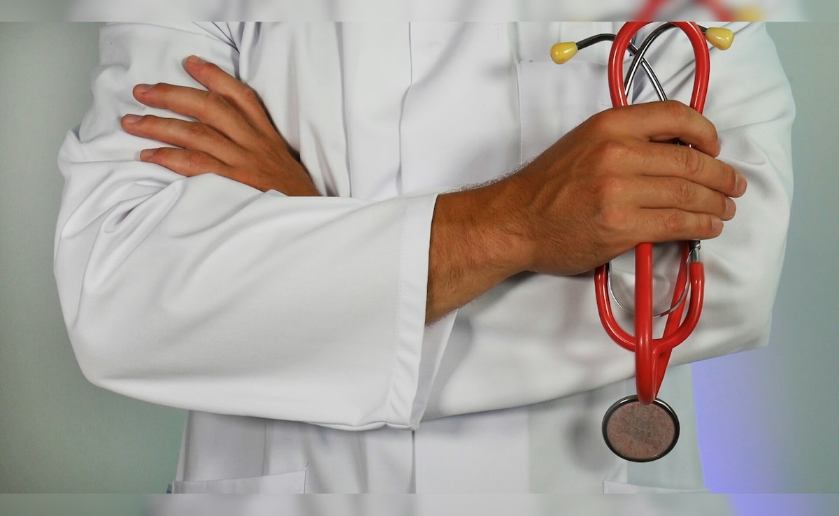 MBBS हो गया है कंप्लीट? इन सेक्टर्स में बन सकते हैं सरकारी डॉक्टर से लेकर Officer