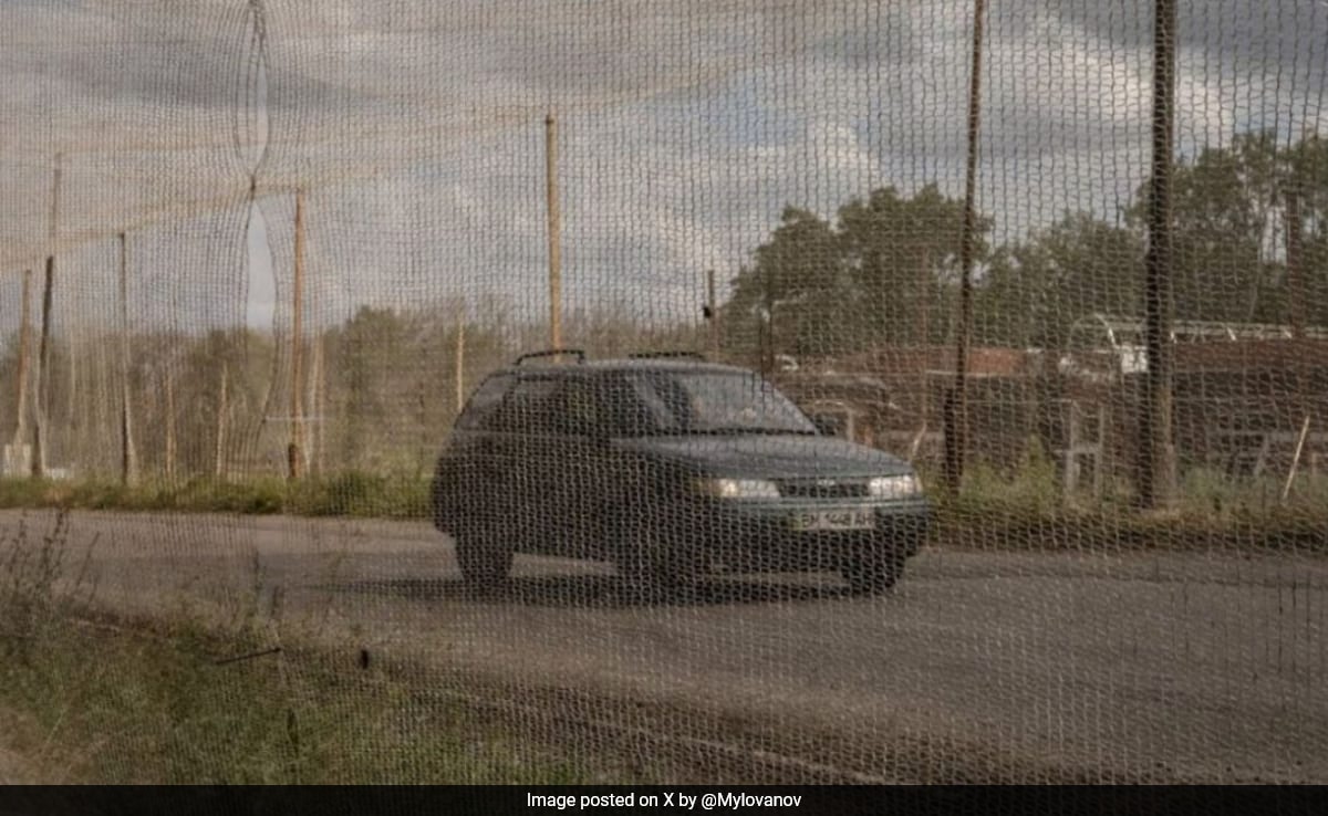 опустошена кола с разрушена двигател и врати пронизани с шрапнел