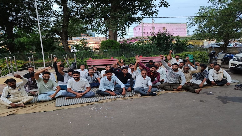 Fake Pesticides: नकली कीटनाशक से खेती बर्बाद! दुकानदार पर FIR दर्ज, मुआवजे के लिए धरने पर किसान Fake Pesticides: नकली कीटनाशक से खेती बर्बाद! दुकानदार पर FIR दर्ज, मुआवजे के लिए धरने पर किसान