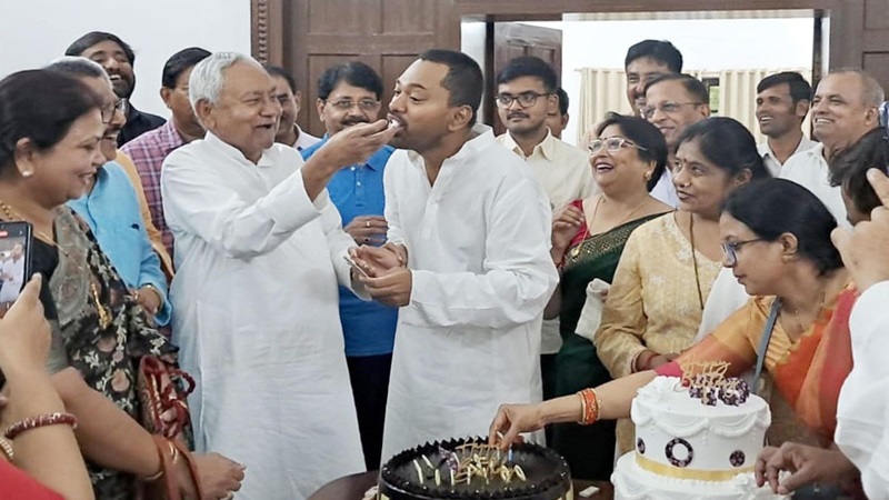 'पिताजी ही बनेंगे मुख्‍यमंत्री', जन्‍मदिन पर रुद्राभिषेक के बाद बोले सीएम नीतीश के बेटे निशांत 