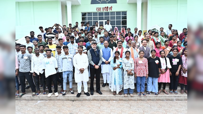 सीएम साय ने युवाओं से की मुलाकात, कहा- बस्तर के विकास को अब कोई नहीं रोक सकता सीएम साय ने युवाओं से की मुलाकात, कहा- बस्तर के विकास को अब कोई नहीं रोक सकता