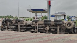 Road Accident: बाड़मेर में पेट्रोल पंप पर तेल का टैंकर पलटा, पॉम ऑयल रिसाव से हड़कंप