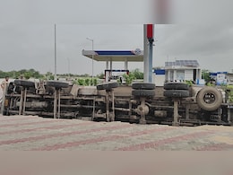 Road Accident: बाड़मेर में पेट्रोल पंप पर तेल का टैंकर पलटा, पॉम ऑयल रिसाव से हड़कंप Road Accident: बाड़मेर में पेट्रोल पंप पर तेल का टैंकर पलटा, पॉम ऑयल रिसाव से हड़कंप
