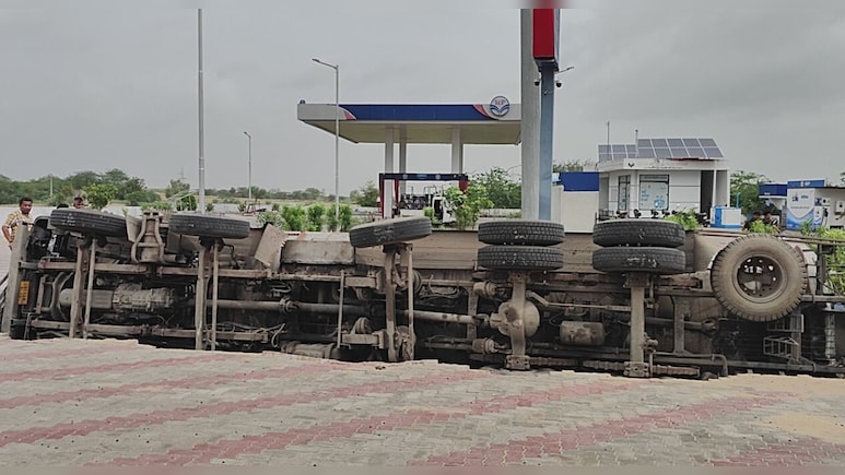 Road Accident: बाड़मेर में पेट्रोल पंप पर तेल का टैंकर पलटा, पॉम ऑयल रिसाव से हड़कंप Road Accident: बाड़मेर में पेट्रोल पंप पर तेल का टैंकर पलटा, पॉम ऑयल रिसाव से हड़कंप