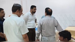 ट्रांसफॉर्मर में आग लगने से जमीन पर ग&zwj;िरा हाईटेंशन तार, 60 घरों में फैला करंट; एक की मौत