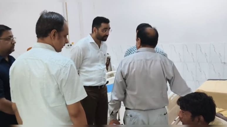 ट्रांसफॉर्मर में आग लगने से जमीन पर ग‍िरा हाईटेंशन तार, 60 घरों में फैला करंट; एक की मौत