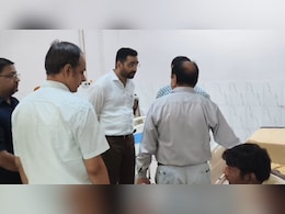 ट्रांसफॉर्मर में आग लगने से जमीन पर गिरा हाईटेंशन तार, 60 घरों में फैला करंट; एक की मौत ट्रांसफॉर्मर में आग लगने से जमीन पर गिरा हाईटेंशन तार, 60 घरों में फैला करंट; एक की मौत