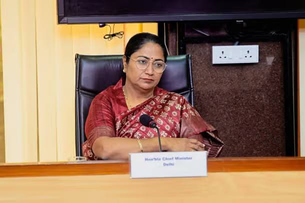 दिल्ली में चला लाइसेंस राज पर चाबुक, निगम और पुलिस से छिना लाइसेंस देने का अधिकार