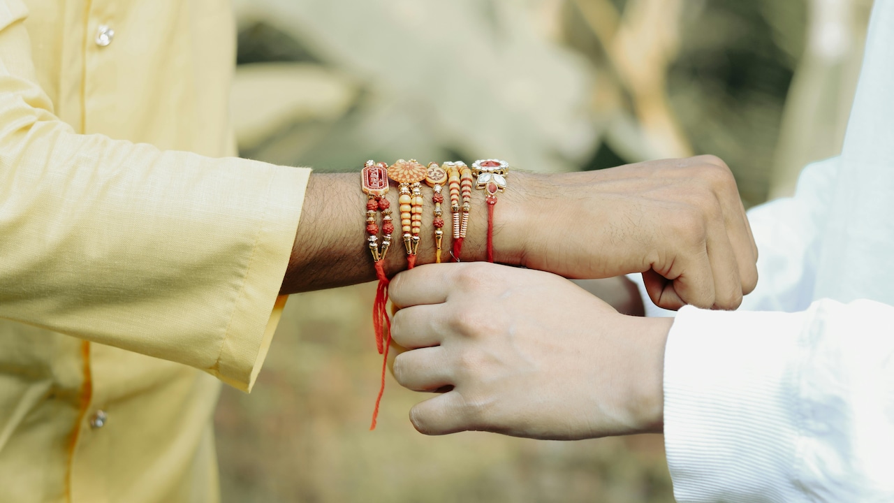 Choose Rakhi Style For Sibling That Stays Bright And Strong Even After 7 Days Or More