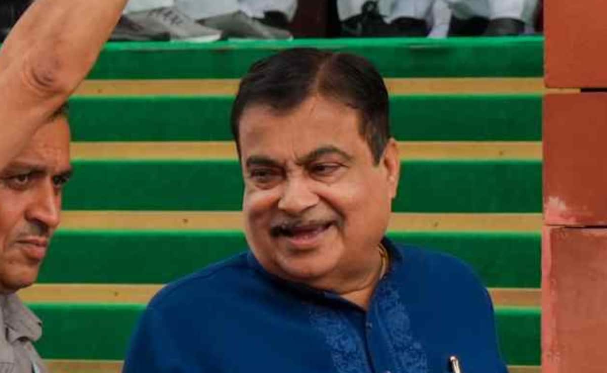गडकरी का नीला अंदाज: केंद्रीय मंत्री नितिन गडकरी हमेशा की तरह शांत और अपने मस्तमौला अंदाज में नजर आए. नीले रंग के कुर्ते में जब वो संसद भवन की ओर बढ़े, तो बारिश को लेकर उनके चेहरे पर गंभीरता भी थी और हंसी की एक झलक भी गडकरी का नीला अंदाज: केंद्रीय मंत्री नितिन गडकरी हमेशा की तरह शांत और अपने मस्तमौला अंदाज में नजर आए. नीले रंग के कुर्ते में जब वो संसद भवन की ओर बढ़े, तो बारिश को लेकर उनके चेहरे पर गंभीरता भी थी और हंसी की एक झलक भी
