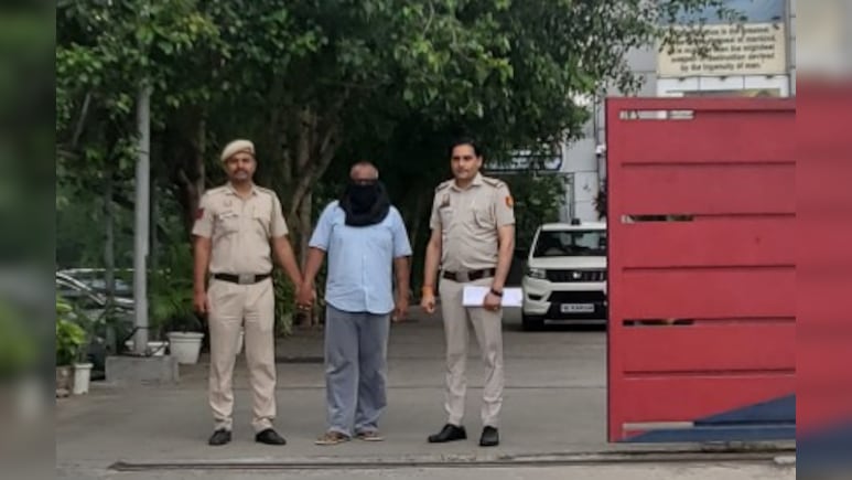 10वीं पास एजेंट मोटी रकम लेकर भिजवाता था विदेश, IGI पर फर्जी शेंगेन वीजा रैकेट में बड़ी गिरफ्तारी 10वीं पास एजेंट मोटी रकम लेकर भिजवाता था विदेश, IGI पर फर्जी शेंगेन वीजा रैकेट में बड़ी गिरफ्तारी