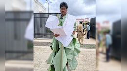 केले के पत्ते पहनकर कलेक्ट्रेट पहुंचा शख्स, पन्नालाल को देख उठ खड़े हुए अधिकारी; सरकार को दिखाया आईना