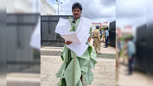 केले के पत्ते पहनकर कलेक्ट्रेट पहुंचा शख्स, पन्नालाल को देख उठ खड़े हुए अधिकारी; सरकार को दिखाया आईना