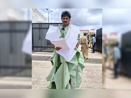 केले के पत्ते पहनकर कलेक्ट्रेट पहुंचा शख्स, पन्नालाल को देख उठ खड़े हुए अधिकारी; सरकार को दिखाया आईना केले के पत्ते पहनकर कलेक्ट्रेट पहुंचा शख्स, पन्नालाल को देख उठ खड़े हुए अधिकारी; सरकार को दिखाया आईना