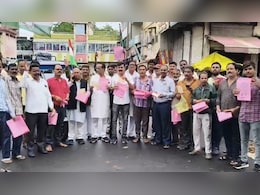 विदिशा में बारिश से टूटी सड़कें लबालब, इलाकों में घुसा पानी; कांग्रेस ने किया प्रदर्शन विदिशा में बारिश से टूटी सड़कें लबालब, इलाकों में घुसा पानी; कांग्रेस ने किया प्रदर्शन