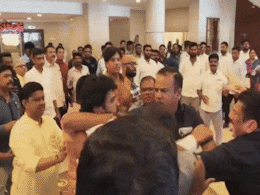 दे दनादन... महाराष्ट्र विधानसभा परिसर में जमकर चले लात-घूंसे, बीजेपी और शरद पवार की पार्टी के विधायक भिड़े दे दनादन... महाराष्ट्र विधानसभा परिसर में जमकर चले लात-घूंसे, बीजेपी और शरद पवार की पार्टी के विधायक भिड़े