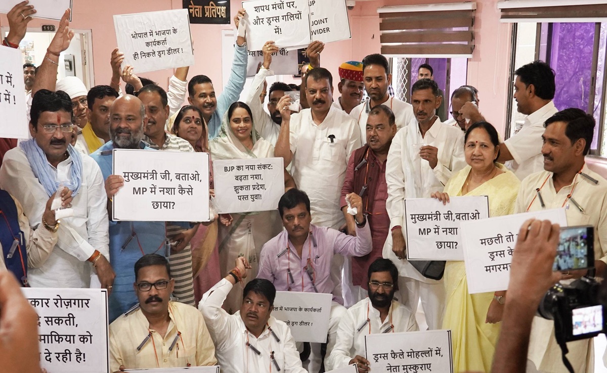 MP Vidhan Sabha: सदन में ड्रग्स की गूंज; कांग्रेस विधायक नशे की पुड़िया लेकर पहुंचे, सरकार को ऐसे घेरा