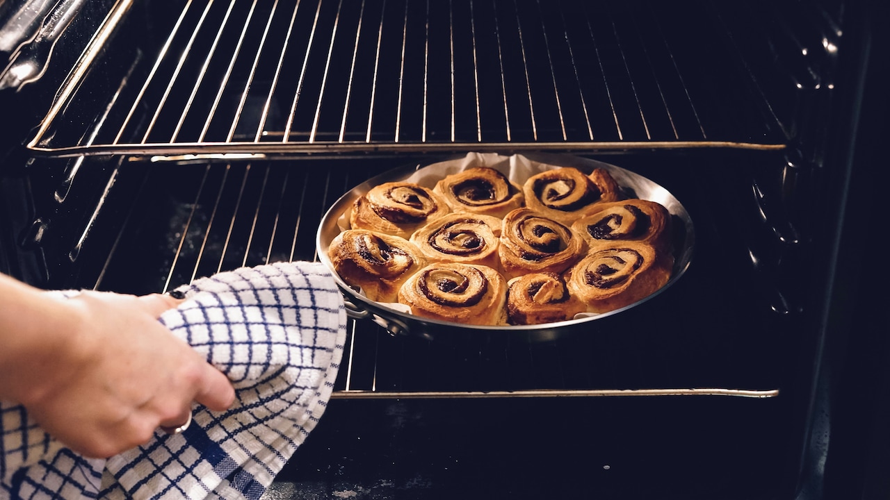 Non-Stick. Non-Negotiable:  This baking tray brings oven-ready precision to your kitchen.