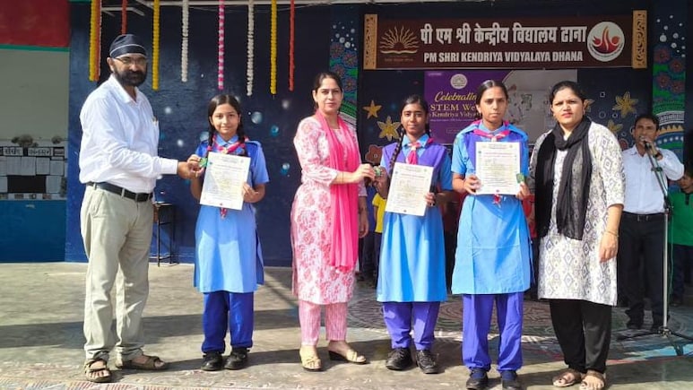 Sagar: पीएम श्री केंद्रीय विद्यालय ढाना की तीन छात्राओं को राज्य पुरस्कार, अब राष्ट्रपति पुरस्कार की दौड़ में शामिल