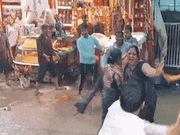 राजस्थान के खाटूश्याम मंदिर में छोटी-सी बात को लेकर भक्तों और दुकानदारों के बीच जमकर चले लाठी-डंडे, वीडियो वायरल राजस्थान के खाटूश्याम मंदिर में छोटी-सी बात को लेकर भक्तों और दुकानदारों के बीच जमकर चले लाठी-डंडे, वीडियो वायरल