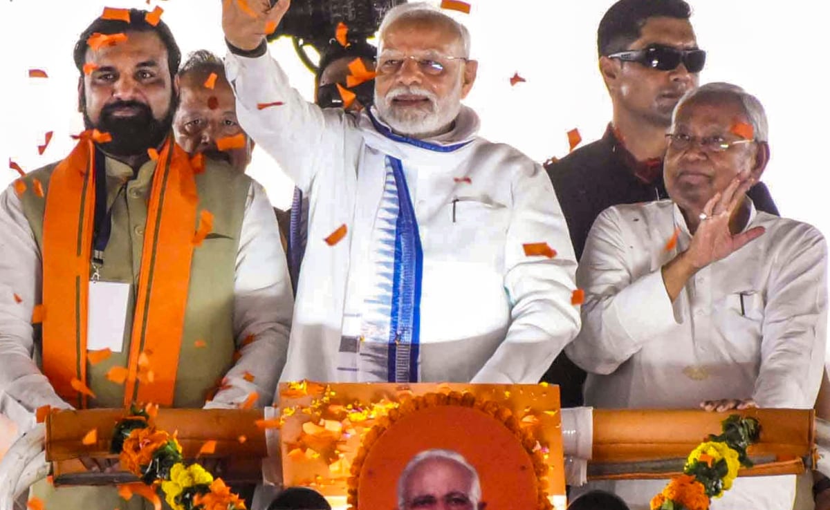प्रधानमंत्री नरेंद्र मोदी के साथ रैली निकालते बिहार के मुख्यमंत्री नीतीश कुमार. प्रधानमंत्री नरेंद्र मोदी के साथ रैली निकालते बिहार के मुख्यमंत्री नीतीश कुमार.