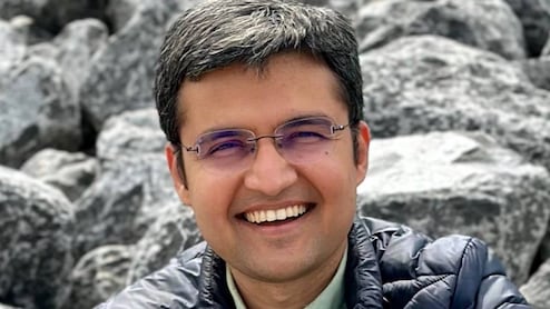 Success Story: IIT से UPSC, 21 साल में टॉपर बनने वाले IAS अधिकारी की कहानी, जिन्होंने संगीत को बनाया करियर