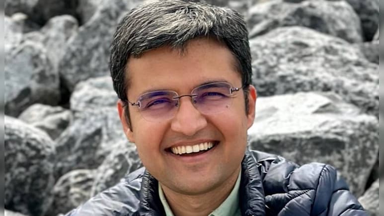 Success Story: कौन हैं कशिश मित्तल? जिन्होंने IAS का पद छोड़ा, Microsoft की नौकरी छोड़ी, अब शुरू किया AI Start