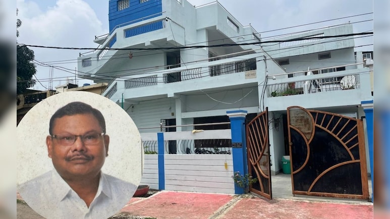 आलीशान बंगला, 6 करोड़ रुपये की संपत्ति व बाघ का खाल, लोकयुक्त के छापे में धनकुबेर निकला डिप्टी कमिश्नर आलीशान बंगला, 6 करोड़ रुपये की संपत्ति व बाघ का खाल, लोकयुक्त के छापे में धनकुबेर निकला डिप्टी कमिश्नर