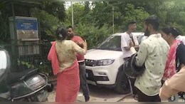 Jodhpur: साली के साथ देख पत्&zwj;नी हुई आग बबूला, कलेक्&zwj;ट्रेट में पत&zwj;ि को हेलमेट और थप्&zwj;पड़ों से पीटा