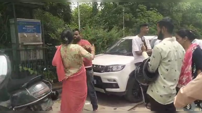 Jodhpur: साली के साथ देख पत्नी हुई आग बबूला, कलेक्ट्रेट में पति को हेलमेट और थप्पड़ों से पीटा Jodhpur: साली के साथ देख पत्नी हुई आग बबूला, कलेक्ट्रेट में पति को हेलमेट और थप्पड़ों से पीटा