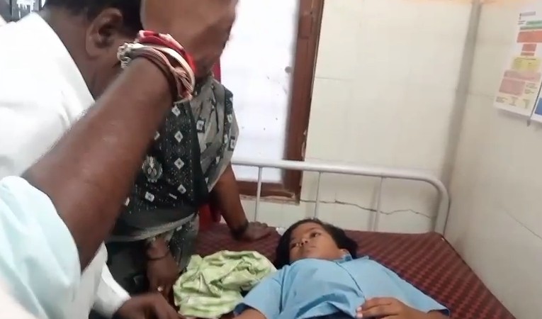 कर्नाटक के कलबुर्गी में मिड डे मील खाने से 25 छात्र हुए बीमार, उल्टी-दस्त के बाद अस्पताल में भर्ती
