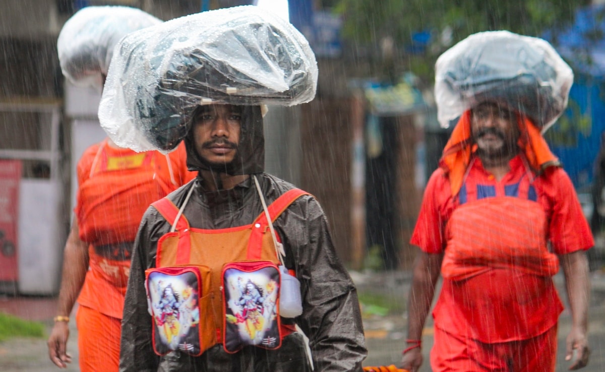 सावन के महीने में शिवालय में चढ़ाने के लिए पवित्र जल लेकर जाते दो शिवभक्त. सावन के महीने में शिवालय में चढ़ाने के लिए पवित्र जल लेकर जाते दो शिवभक्त.