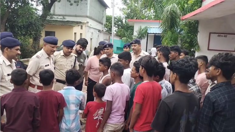 MP News: विदिशा रेलवे स्टेशन पर सामने आई मानव तस्करी की बड़ी वारदात, 20 नाबालिगों का किया गया रेस्क्यू MP News: विदिशा रेलवे स्टेशन पर सामने आई मानव तस्करी की बड़ी वारदात, 20 नाबालिगों का किया गया रेस्क्यू