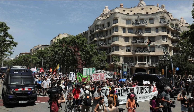 Europe is also struggling with overtourism. Photo: AFP Europe is also struggling with overtourism. Photo: AFP