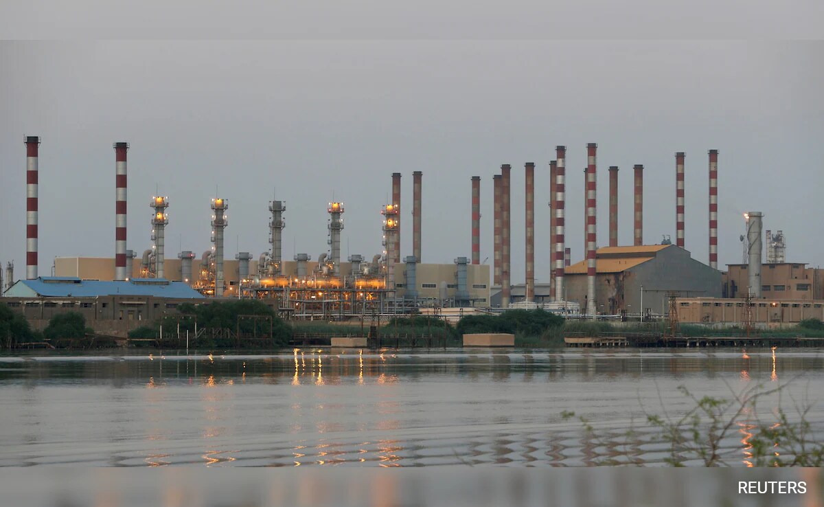 Техеран Пожар в най старата и най голяма рафинерия в Иран