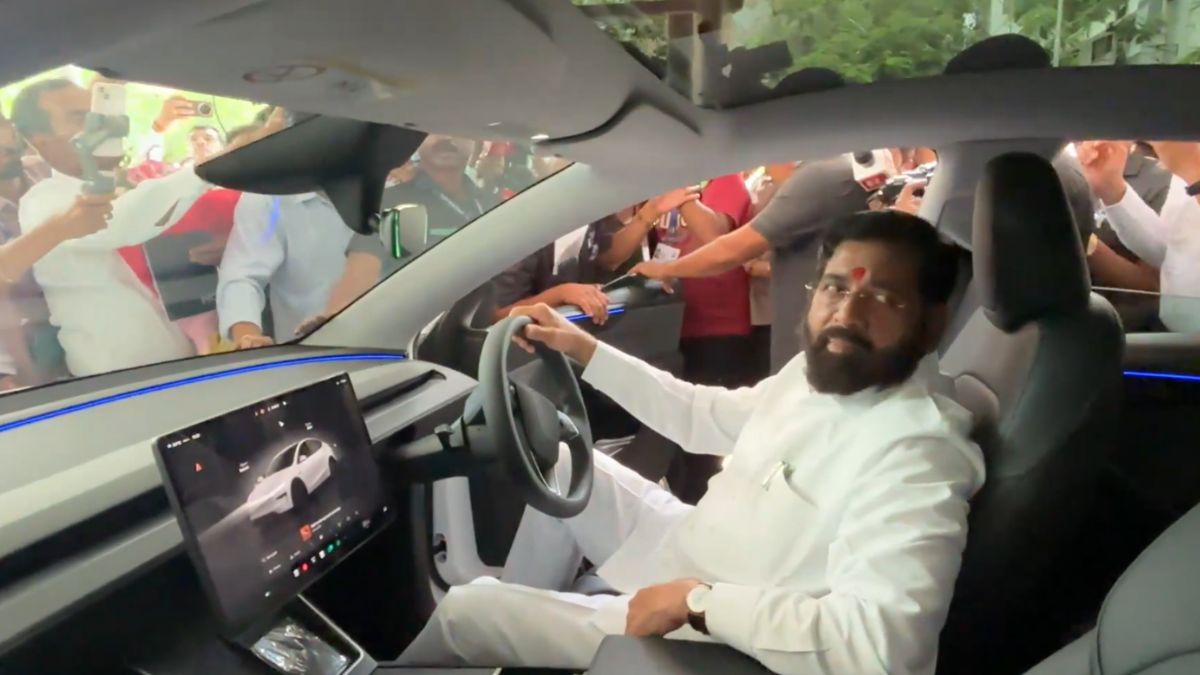 हाईटेक टेस्ला के मुरीद हुए महाराष्ट्र के डिप्टी सीएम शिंदे , विधान भवन के बाहर ली टेस्ट ड्राइव, देखें वीडियो