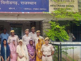 Rajasthan: चित्तौड़गढ़ पुलिस ने महिला चोरों के अंतरराज्यीय गिरोह का पर्दाफाश किया, धार्मिक कथाओं में महिलाओं को बनाती थी निशाना Rajasthan: चित्तौड़गढ़ पुलिस ने महिला चोरों के अंतरराज्यीय गिरोह का पर्दाफाश किया, धार्मिक कथाओं में महिलाओं को बनाती थी निशाना