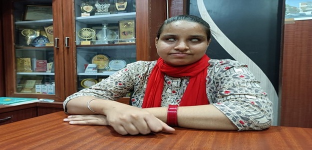 Success Story: बोल, सुन और देख नहीं सकने वाली महिला को मिली सरकारी नौकरी ! इंदौर की गुरदीप ने रचा इतिहास