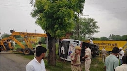 सड़क पर बने गड्ढे से बचने के चक्कर में बस का संतुलन बिगड़ा, दो बाइकों को मारी टक्कर, 3 लोग घायल; 2 जयपुर रेफर