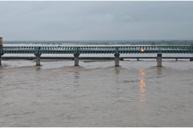 धौलपुर में चंबल नदी का जलस्तर 138.80 मीटर पर पहुंच गया है. धौलपुर में चंबल नदी का जलस्तर 138.80 मीटर पर पहुंच गया है.