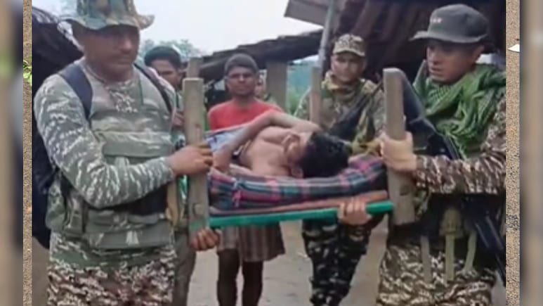 नक्सलियों के गढ़ में CRPF के जवानों ने पेश की मानवता की मिसाल, बीमार ग्रामीण को खाट पर लेटाकर पहुंचाया अस्पताल